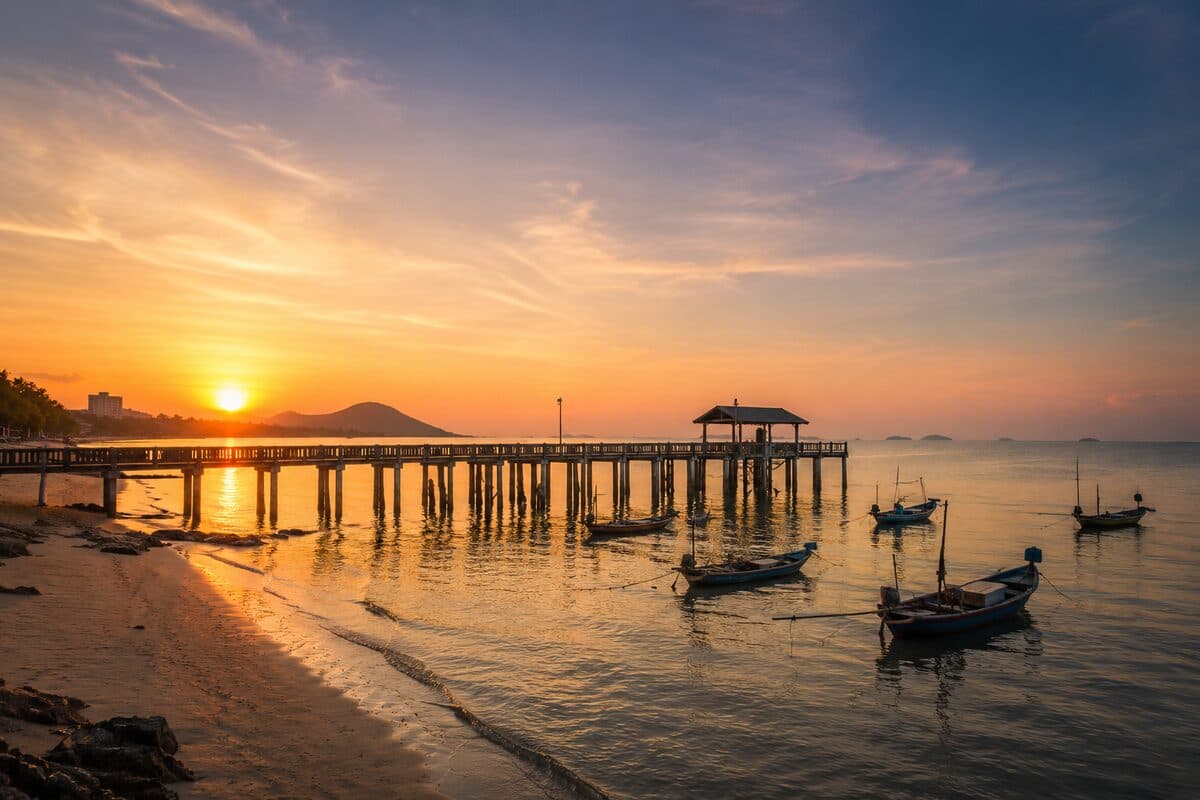 Plage et jetée de Hua Hin au lever du soleil — la station balnéaire historique de la famille royale thaïlandaise
