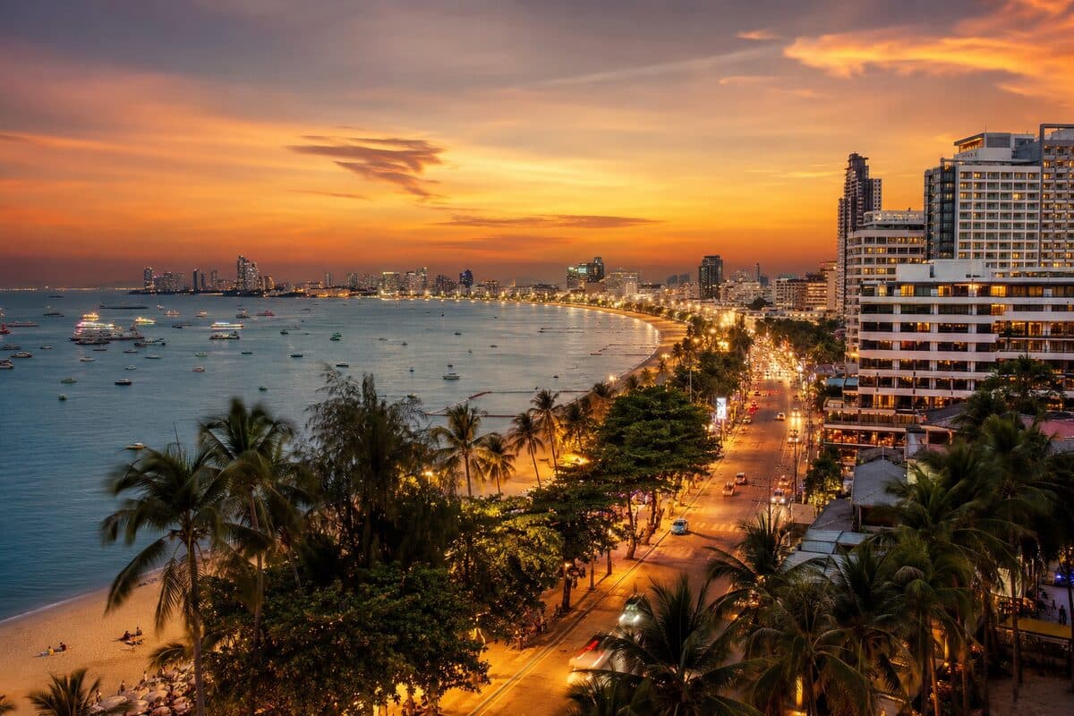 Front de mer de Pattaya au crépuscule, avec les tours de condos le long de la baie