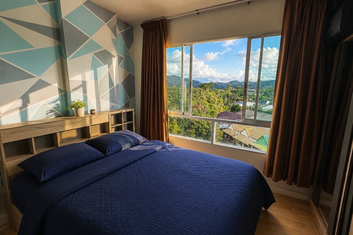 Chambre de mon condo de 30 m² à Kathu, Phuket — ce que loue un expatrié sous visa DTV pour 300 € par mois