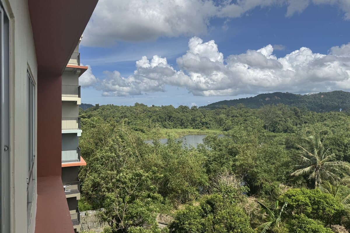 Vue depuis ma résidence à Kathu, Phuket : le lac, la jungle et les collines vertes, à quinze minutes de Patong